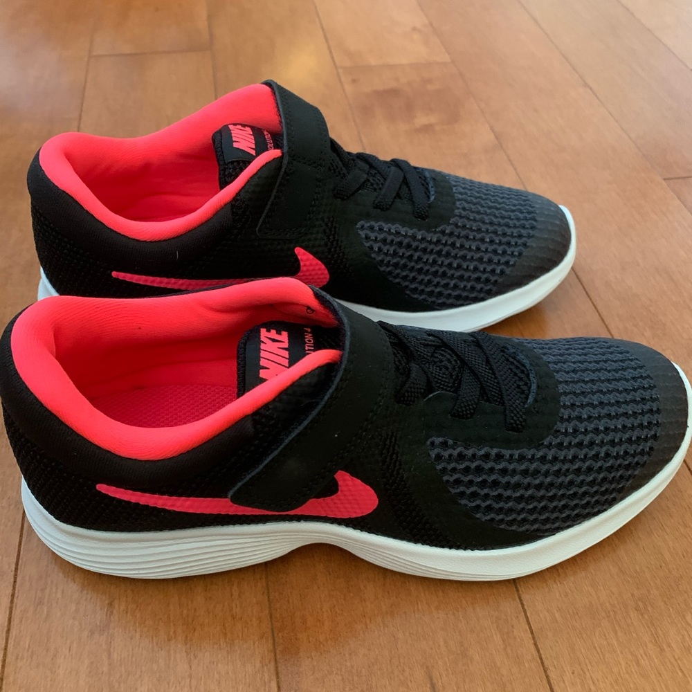 Nike Revolution Big Kids Size 3Y Sneaker